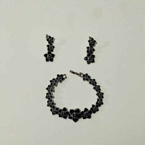 Bouquet Triple Drop Earring Jet Black Flower - Picture 6 of 7